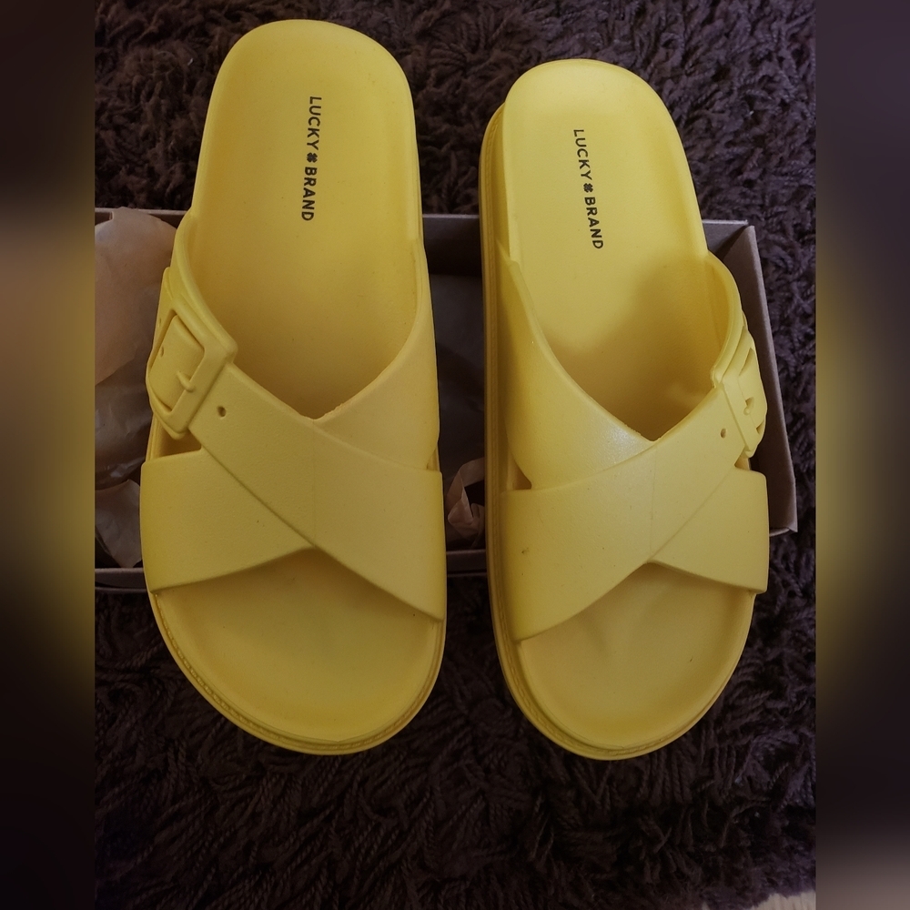 🆕️ Ladies Lucky Brand pvc Sandals - Picture 4 of 4